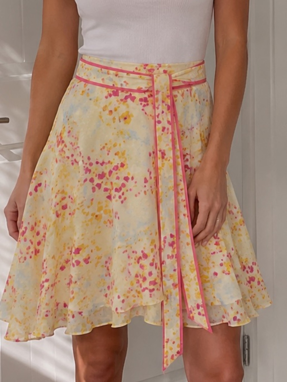 REISS LYLA BUTTERCUP PRINTED FLIPPY SKIRT